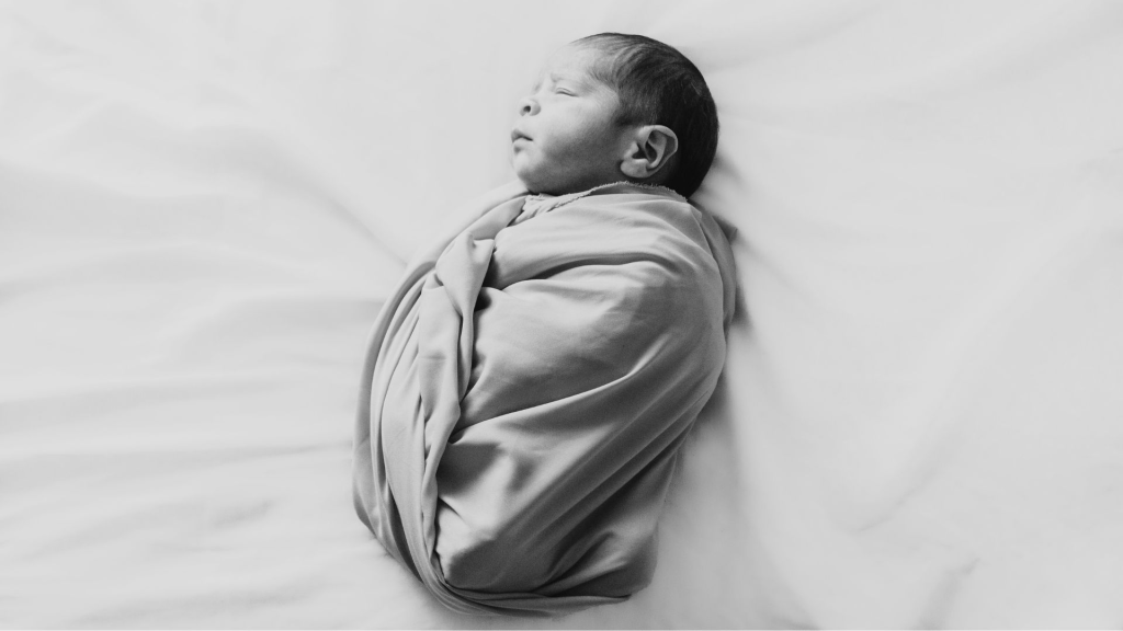 Recém nascido dormindo tranquilamente em berço seguro