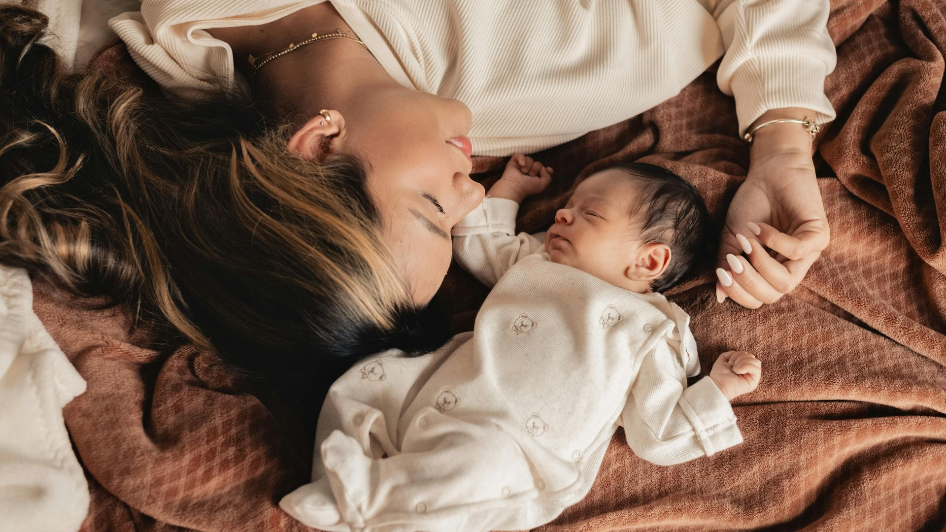 6 Cuidados Essenciais com Recém-Nascido nos Primeiros Dias